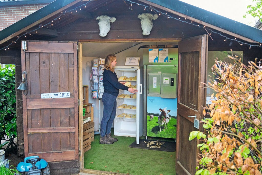 De boerderijwinkel is op basis van zelfbediening. Julia biedt er eigen melk aan, kaas en ijs gemaakt van eigen melk en allerlei streekproducten. Het is een wens om de huidige winkel uit te bouwen naar een grotere, volwaardige winkel.