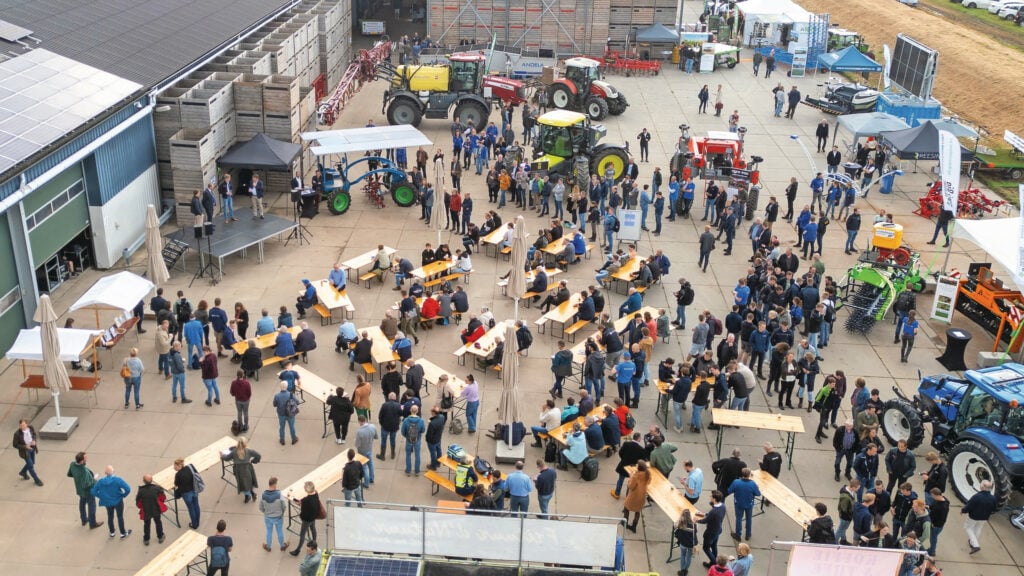 Inspiratie voor vandaag en morgenWat kun je verwachten op de Akkerbouwdag (4 juni Boerderij van de Toekomst Lelystad)? Productbeurs met (robot)machines en standhouders. Vraag-maar-raak-sessies over actuele landbouwonderwerpen. Demoveld waar de gehele dag machines live aan het werk zijn. Excursies, onder meer naar de Boerderij van de Toekomst. Ontmoetingsplein voor dialoog. Energieplein (powered by Acrres). Onderwijsactiviteiten. Dataplein. Catering. Foto: Koos Groenewold
