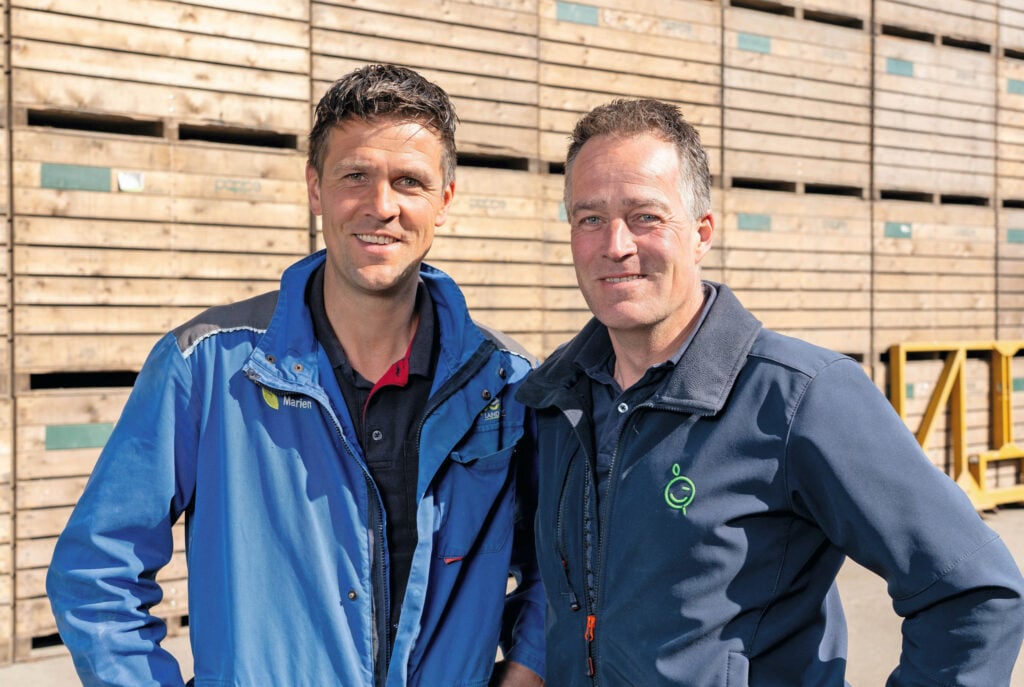 De broers Marien (39) en rechts Joos Poppe (49) runnen samen Poppe Landbouw. Naast het telen van biologische akkerbouwgewassen verpakken ze sinds 2018 ook hun uien en zetten die af onder eigen label.