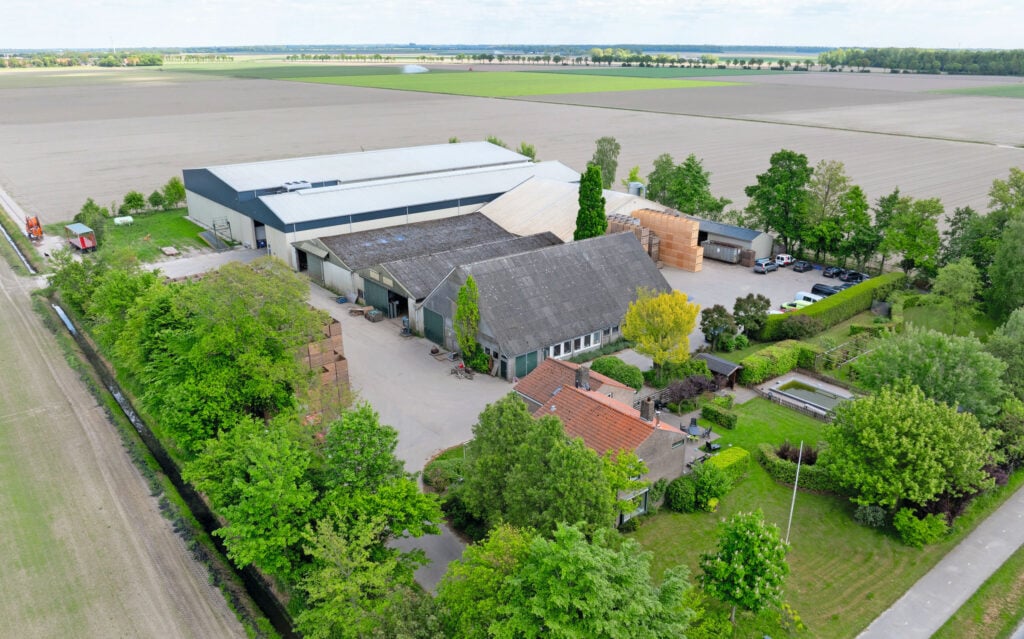 Het akkerbouwbedrijf Poppe Landbouw, een vof en bv in Nagele (Fl.), ligt grotendeels op kleigrond (van 20% tot 40% afslibbaar). Sinds 2003 is het bedrijf biologisch. Er zijn 9 medewerkers, waarvan er 4 ook bijdragen aan de verwerking, verpakking en afzet van de eigen uien.