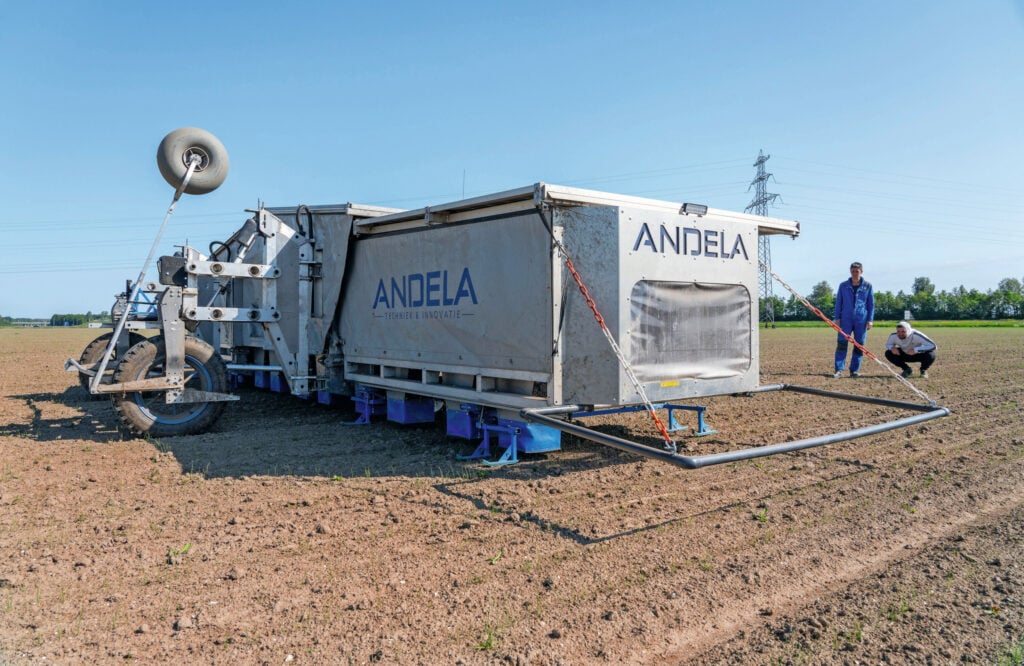 Met de Robot Weeder kan Poppe veel eerder beginnen met onkruidbestrijding in de rij. “Met handarbeid begin je vaak pas drie weken later als alle onkruid tegelijk boven komt en wat groter is. Dan loop je achter en kost het al gewasgroei”, zegt Marien Poppe.