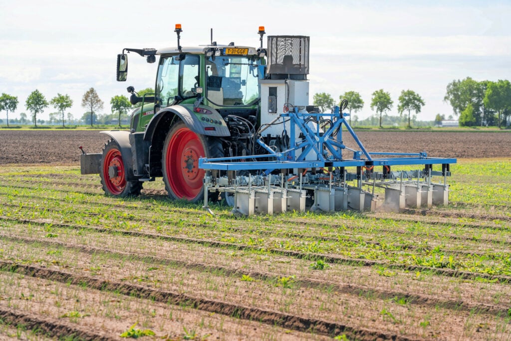 De Electro Weeder AEW-180 van Andela Techniek & Innovatie aan het werk. Deze machine verwijdert onkruiden tussen de uienrijen met stroom. Door verhitting van de onkruiden sterven deze af. Poppe gaat deze machine later in het seizoen ook toepassen in wortels en witlof.