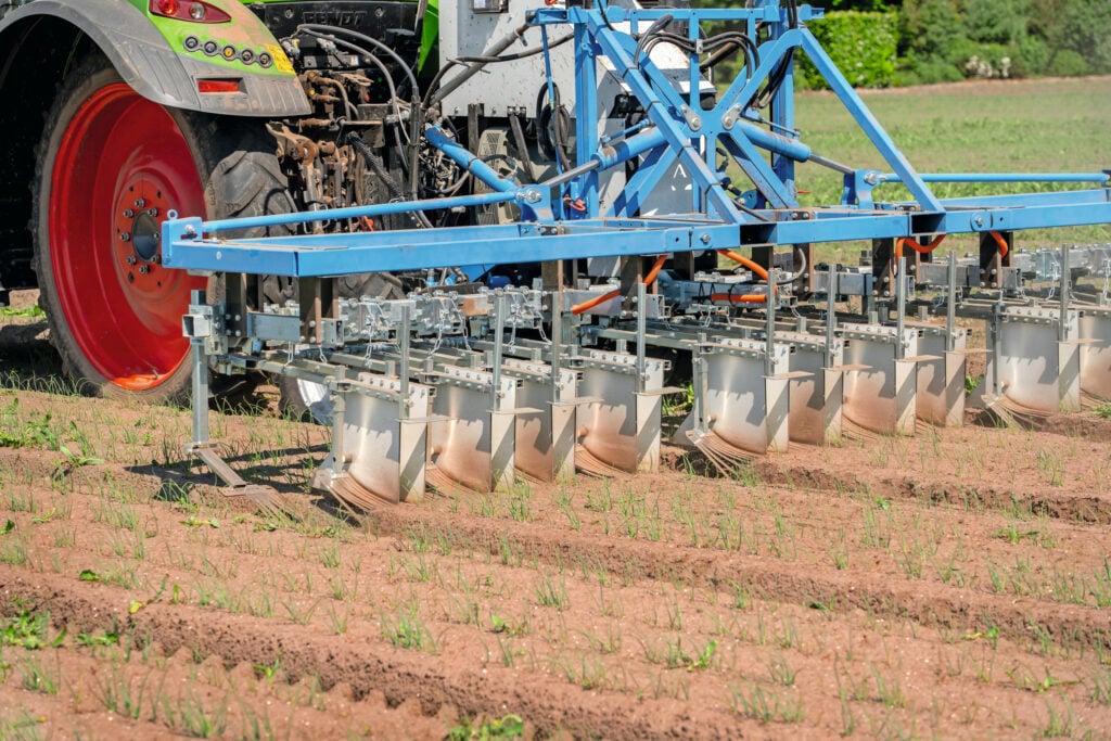 De Electro Weeder AEW-180 vervangt het schoffelen tussen de rijen. Deze machine werkt met een gesloten stroomkring. Stroom loopt via de onkruidplantjes naar de grond, waarbij door de weerstand de onkruiden verhit raken en daardoor afsterven.