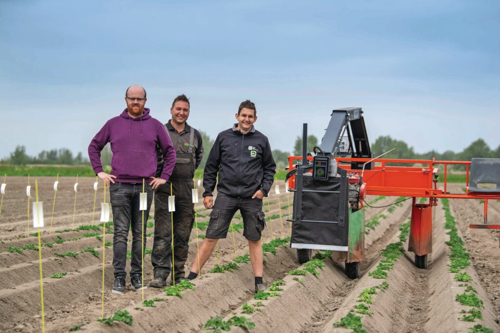Links: Arnout van der Ploeg, rechts Han Hilbrands van Croptimal. Midden: Jacco Tuma (Tuma Mechanisatie). Nu vooral data verzamelen en verwerken en het prototype testen. Foto: Mark Pasveer