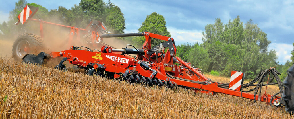 TLT Aalten staat op de Akkerbouwdag met de Metalfach U710/45 schijvencultivator. Ook rijdt er een demo-trekker uitgerust met de SingularXYZ tractor gps (Sagro200) stuurautomaat, die zich onderscheidt door geen duur RTK-abonnement, maar toch een nauwkeurigheid van 2,5 cm heeft. Foto: TLT