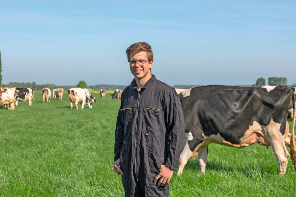 Siem van Deelen (20) woont in Zoelen (Gld.) Het melkveebedrijf thuis telt 100 melkkoeien op 36 ha. De 80 tot 90 stuks jongvee staan deels bij een opfokker.