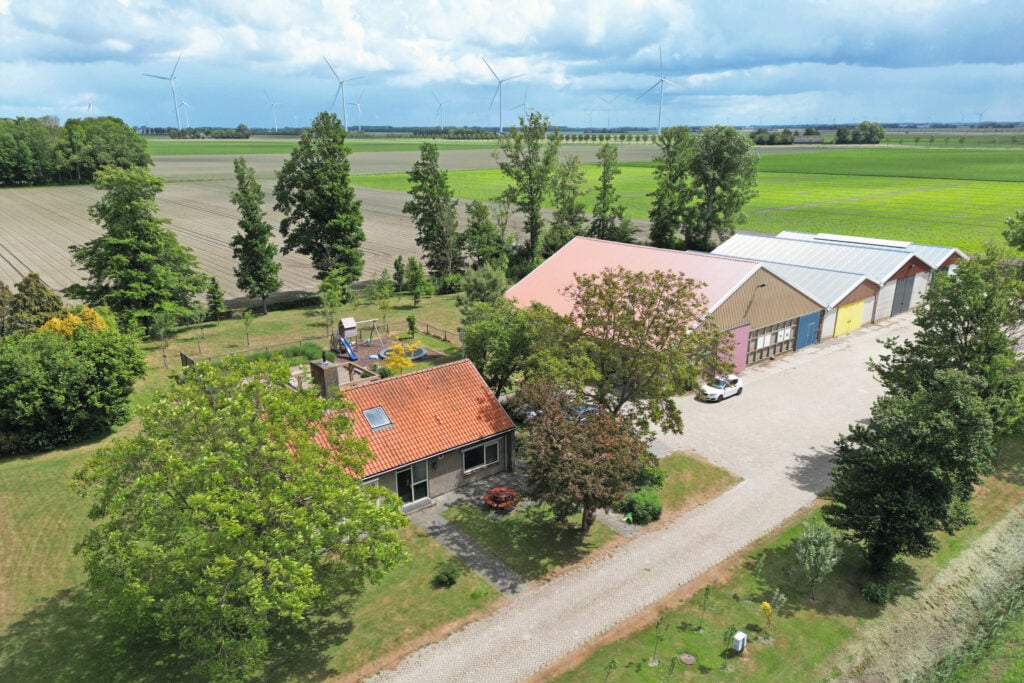 Luchtfoto van het bedrijf.