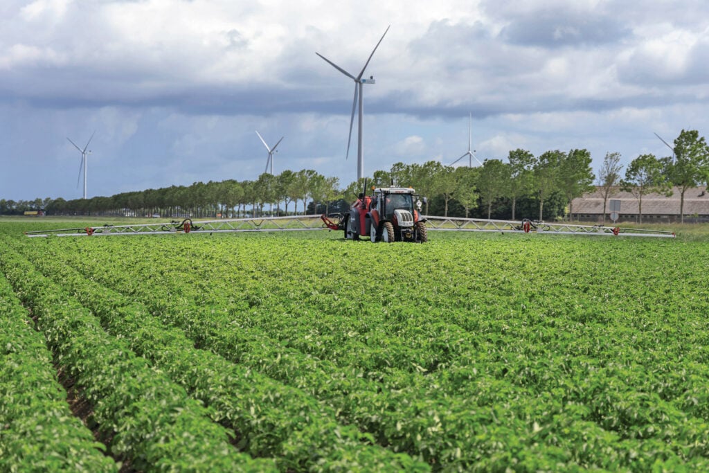 Meese beproefde het plaatsspecifiek spuiten zonder taakkaarten, waarbij hij schakelt op dopniveau, inmiddels al bij de inzet van bladmeststoffen en fungiciden tegen phytophthora in aardappel.
