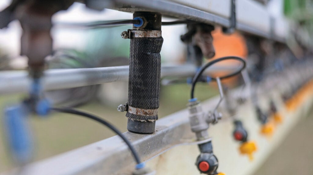 Ecoshield hangt aan rubberen, met lucht op druk te zetten slangen aan de spuitboom. Foto: Mark Pasveer