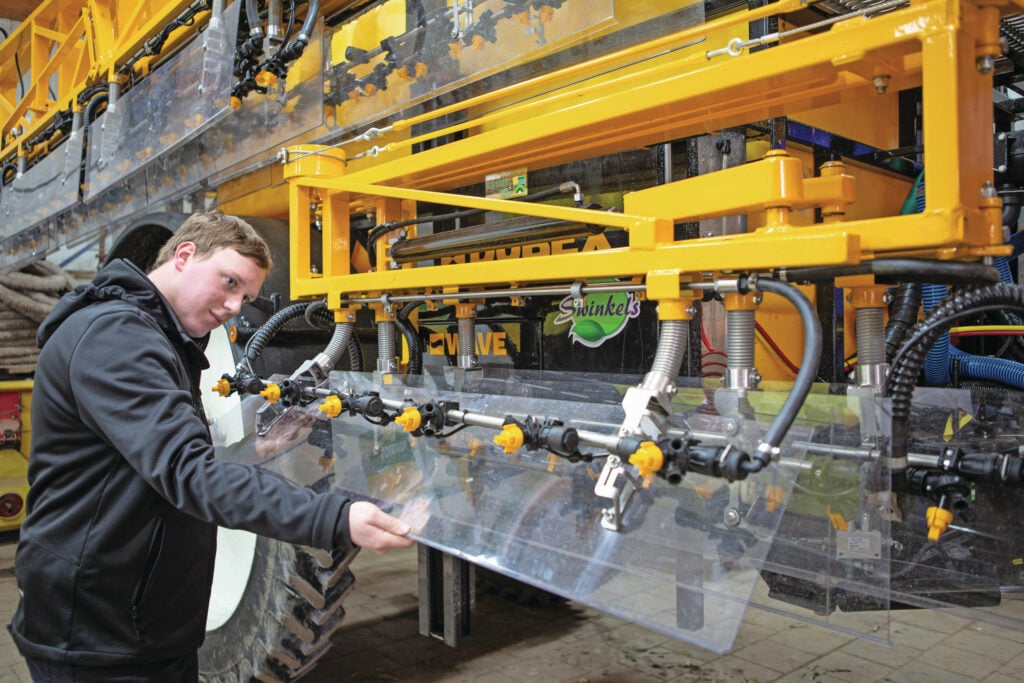 Meest vergelijkbaar met Ecoshield is het Wave-systeem van AP Dubex. Die monteert het systeem met veren aan de spuitboom. Foto: Peter Roek