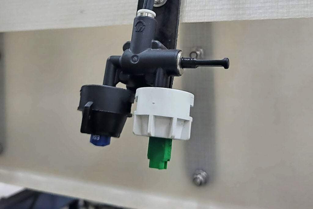 Een van de opties bij Wingssprayer is een zogenoemde schuifdop. Door een pen te verschuiven wordt er gekozen voor de ene of de andere dop. Bijvoorbeeld kunstmestdop of gewone spuitdop. Foto: Wingssprayer