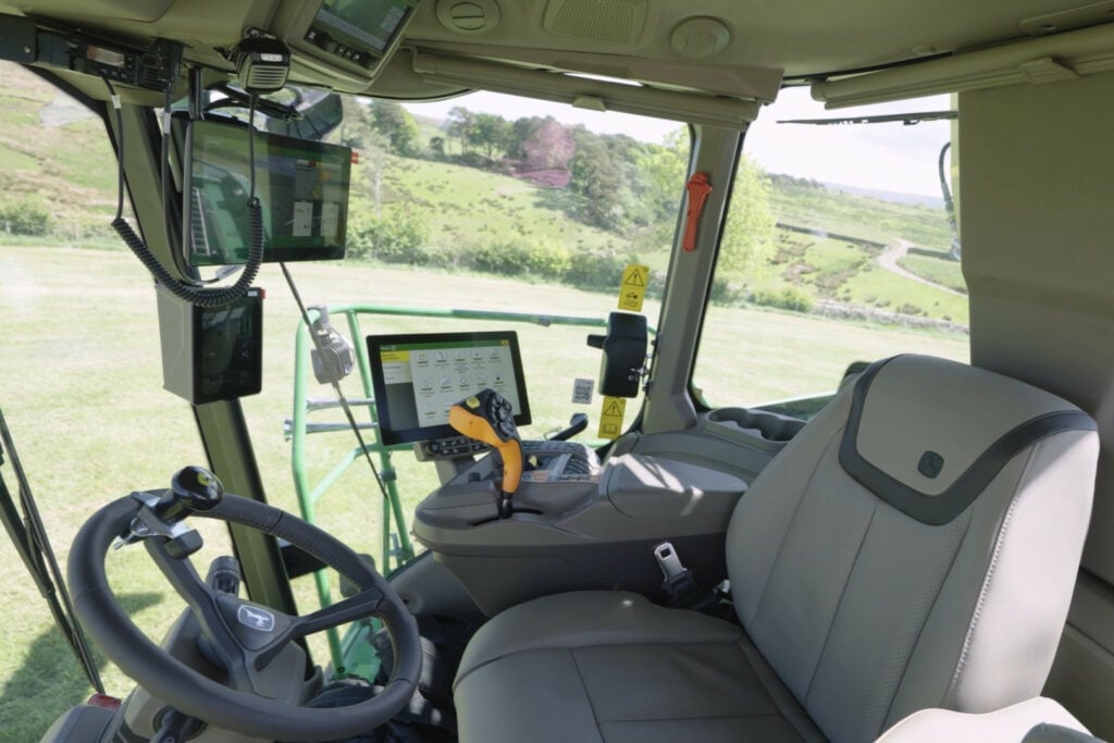 De cabine op de nieuwe John Deere-hakselaars is dezelfde als die van de S7- en X9-combines. Met deze cabine krijgt de hakselaar twee G5+–bedieningsschermen en voor het eerst de Command Pro-bedieningshendel.