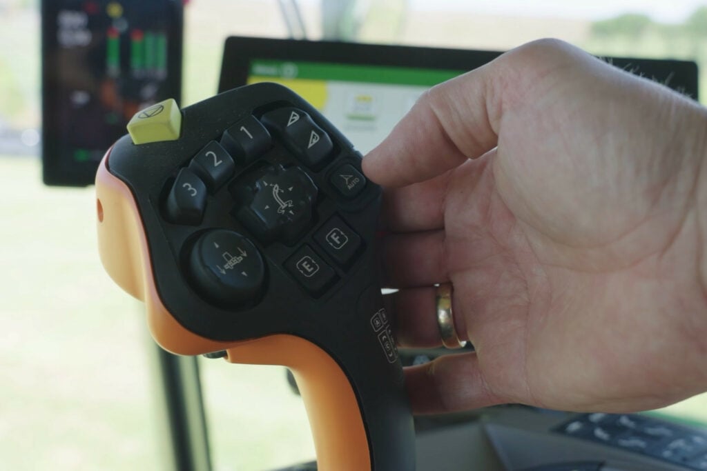 Met de Command Pro-bedieningshendel kan de bestuurder pijp en bek automatisch vullen, en via gps de machine besturen. Daarnaast zitten op de hendel nog 11 programmeerbare knoppen en een programmeerbaar scrollwiel.