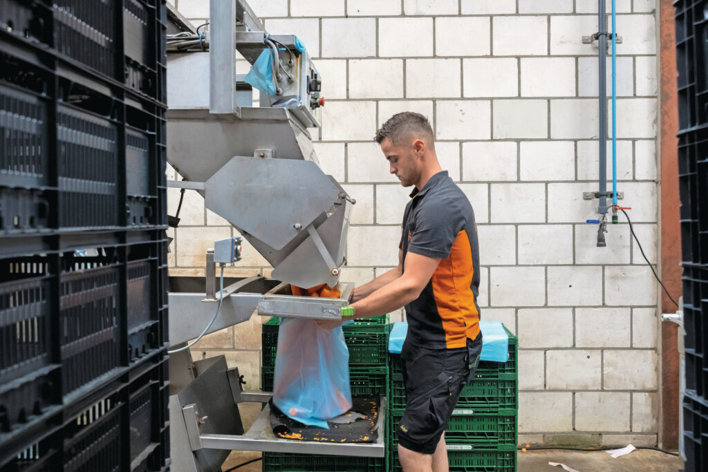 Grote zakken, kleine zakken of in kistjes, het bedrijf levert volgens de wensen van de klant. Nick is ’s ochtends meestal bezig in de productieruimte, ’s middags is hij veel op het land te vinden. ‘De afwisseling houdt het werk voor mij uitdagend.’