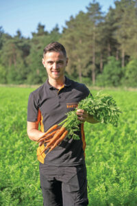 Wortelen, specifiek B- en C-peen, vormen de hoofdteelt van het bedrijf. Daarnaast is er knolselderij.
