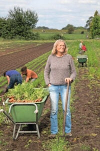 Tineke Bakker (60) stond aan de wieg van een vorm van bedrijfsvoering waar ook burgers bij betrokken worden. Het bedrijf in Diepenveen (Ov.) telt nu 250 deelnemers.