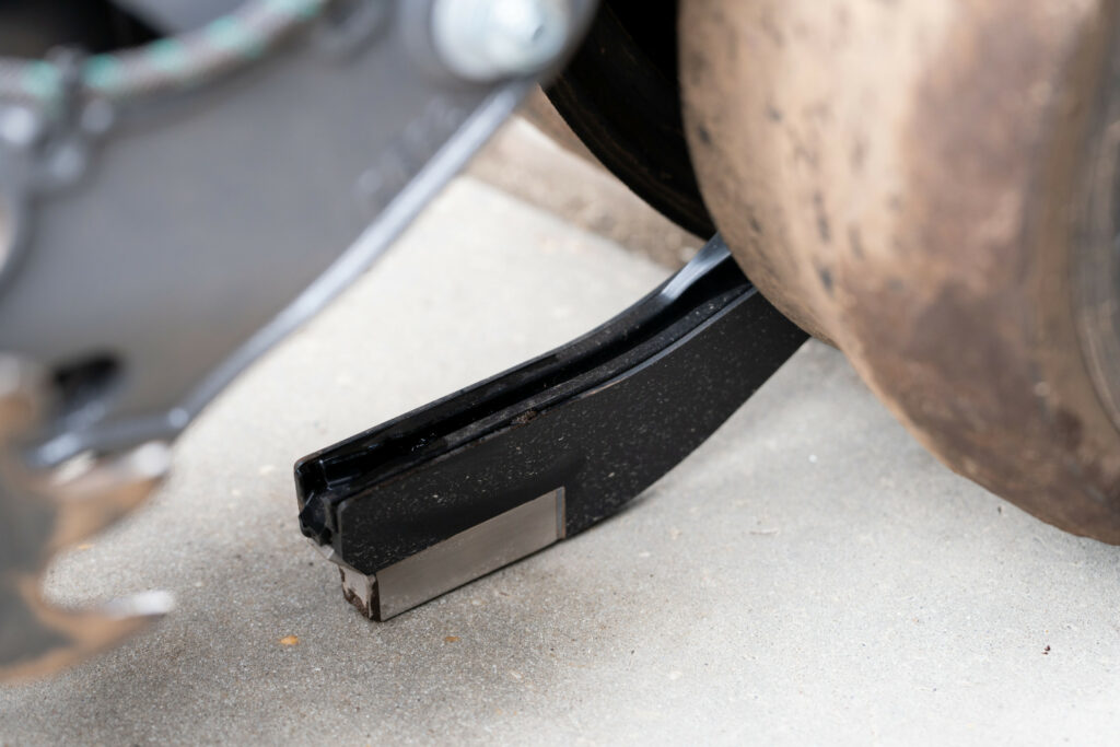In de zaaivoor meten sensoren continu het bodemvochtgehalte, waarop de zaaidruk (downforce) automatisch wordt aangepast.