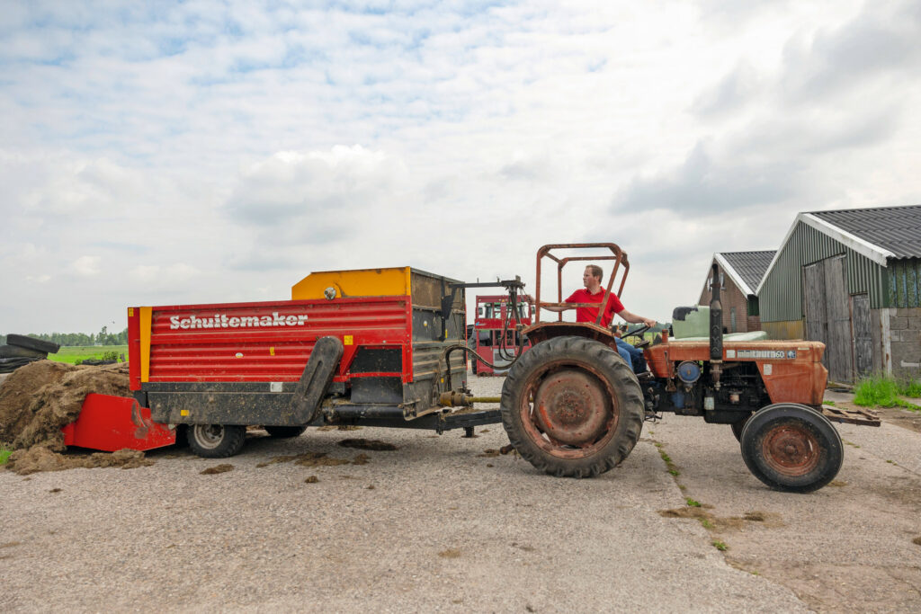 Goed voeren is belangrijk om een hoge productie te halen. Die zit nu op 8.500 liter per koe per jaar. Van Dirk hoeft dat echt geen 12.000 te worden. “We willen niet het uiterste van de koe vragen.”