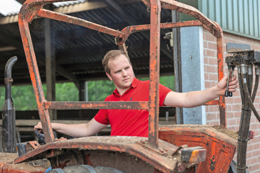 Dirk van Loon (22) woont in Delwijnen (Gld.). Het ouderlijk bedrijf dat hij over wil nemen telt nu 80 melkkoeien en 20 stuks jongvee op 47 hectare.