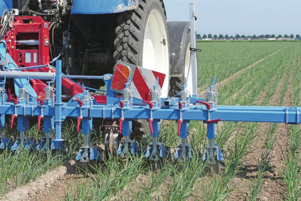 Opvallend zijn de rode hendels op de stroppen. De driehoeken achterop zijn voor de montage van aanbouwdelen. Steunwielen zijn een optie, maar in combinatie met de Wifo-bok overbodig.