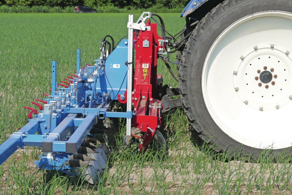 Wifo levert een lineaire sideshift die zowel in de fronthef als achterop bruikbaar is. Door de bok komt het werktuig 40 centimeter verder naar achteren.