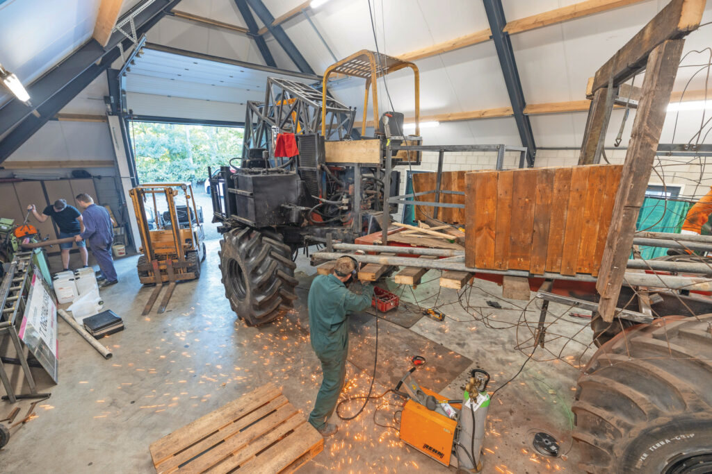 De werkplaats voorziet in alles wat nodig is om een schitterende wagen te maken. Wessel van Haperen en Thijs Naalden maken een metalen buis op maat terwijl Ralf Saman met een snijbrander in de weer is.