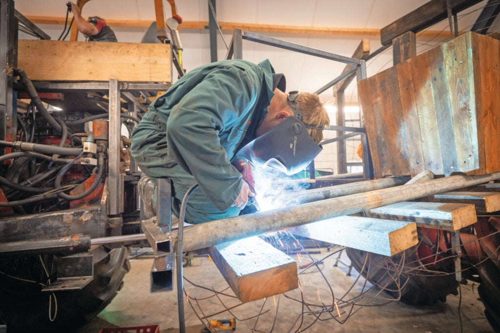 Ralf met de snijbrander. Hiermee is zelfs dik metaal heel precies te bewerken. De jongens zijn allemaal ‘handige Harry’s’ die aardigheid hebben aan constructiewerk.