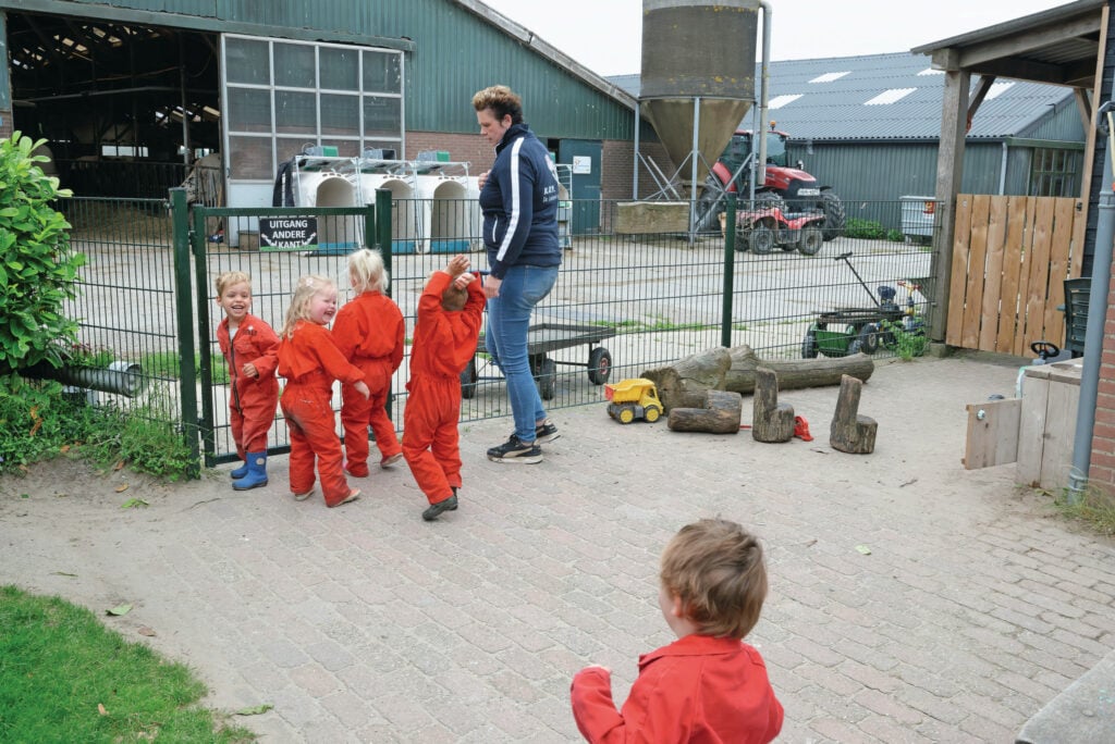 Verbreding is een optie om het inkomen op peil te houden. Bijvoorbeeld via kinderopvang, boerderijwinkel of recreatie. Een voordeel van activiteiten met klanten is dat tarieven zijn te verhogen. Foto: Peter Roek