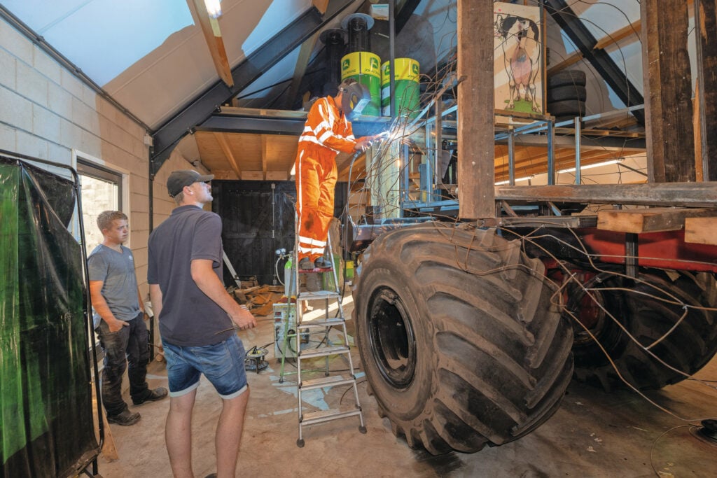 Martijn Otjens en Wessel van Haperen kijken toe hoe hun kameraad Rens van den Beemd de opbouw steeds meer vorm geeft.