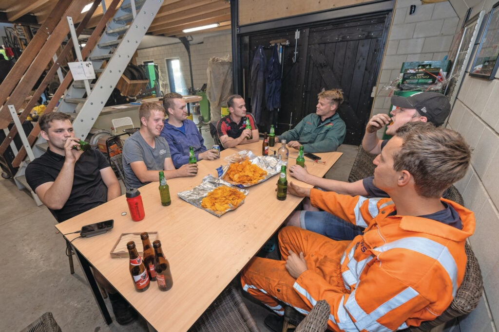 Vlnr: Dirk de Vooght, Martijn Otjens, Thijs Naalden, Martin van Beek, Ralf Saman, Wessel van Haperen en Rens van den Beemd nemen even pauze met een biertje en paprikachips. De overige 10 vrienden waren bij het maken van de foto niet aanwezig maar ‘we doen het met onze zeventienen.’