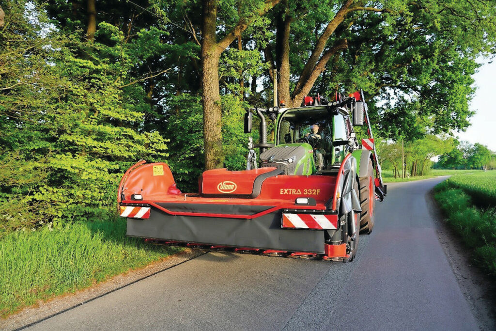 Hydraulisch inklapbare zijkappen zijn optioneel leverbaar. Ze maken het omschakelen van werk- naar transportstand eenvoudiger.