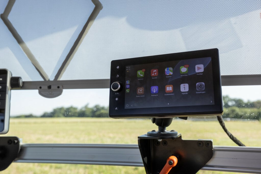Net als concurrerende merken kan Massey Ferguson de trekker nu ook leveren met Apple Carplay en Android Auto. Daarvoor komt er een extra beeldscherm in de cabine te hangen.