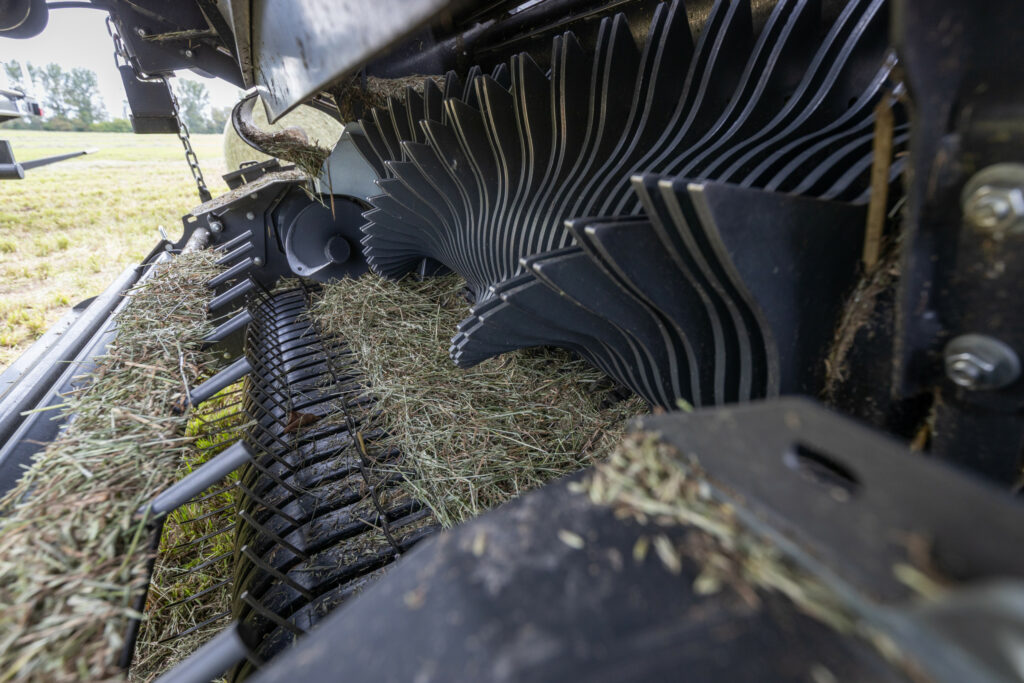 Claas monteert de Multiflow HD-pickup onder de Cerex, die ook onder de onlangs vernieuwde Rollant Uniwrap zit. Dat betekent een pick-up met curvebaan en kunststof afstrijkers. Daarna volgt een snijrotor met tot 25 messen.