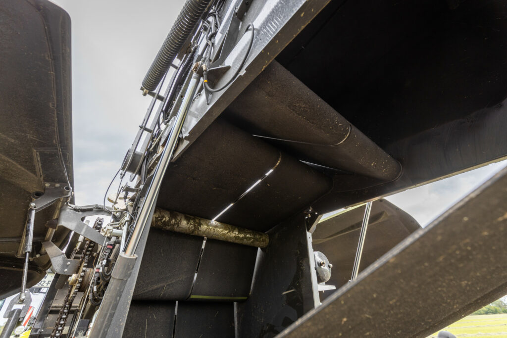 De Cerex-pers werkt met twee brede riemen. Twee riemen in plaats van vier betekent minder kieren, dus minder verliezen. Dat is relevant vanwege de nieuwe snijrotor met een theoretische snijlengte van 44 mm.