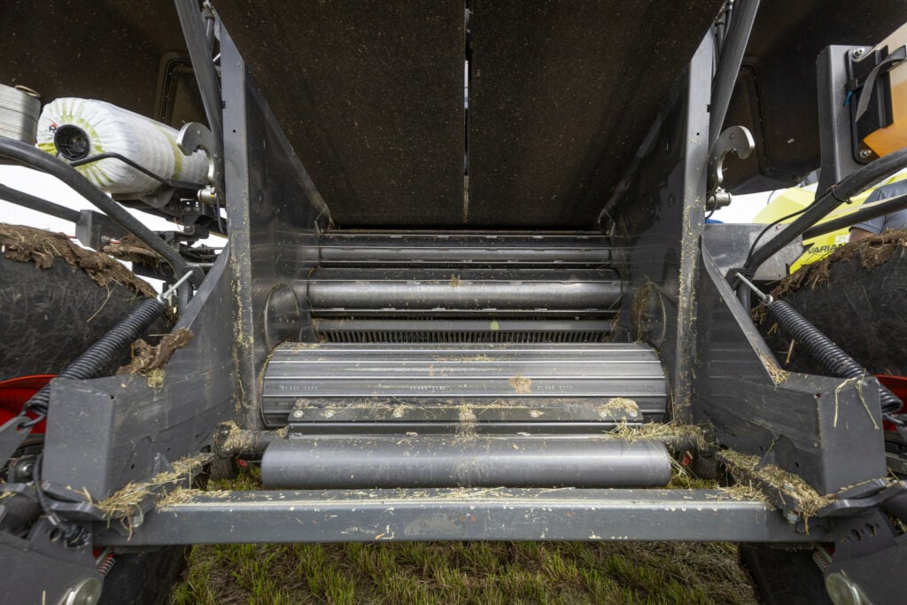 In theorie kan de Cerex ook binden met plastic, in plaats van met net. Dat komt omdat de snijrotor geen onderdeel meer is van de perskamer. Er is een aparte rol gemonteerd die ervoor zorgt dat de baal in de perskamer blijft draaien.