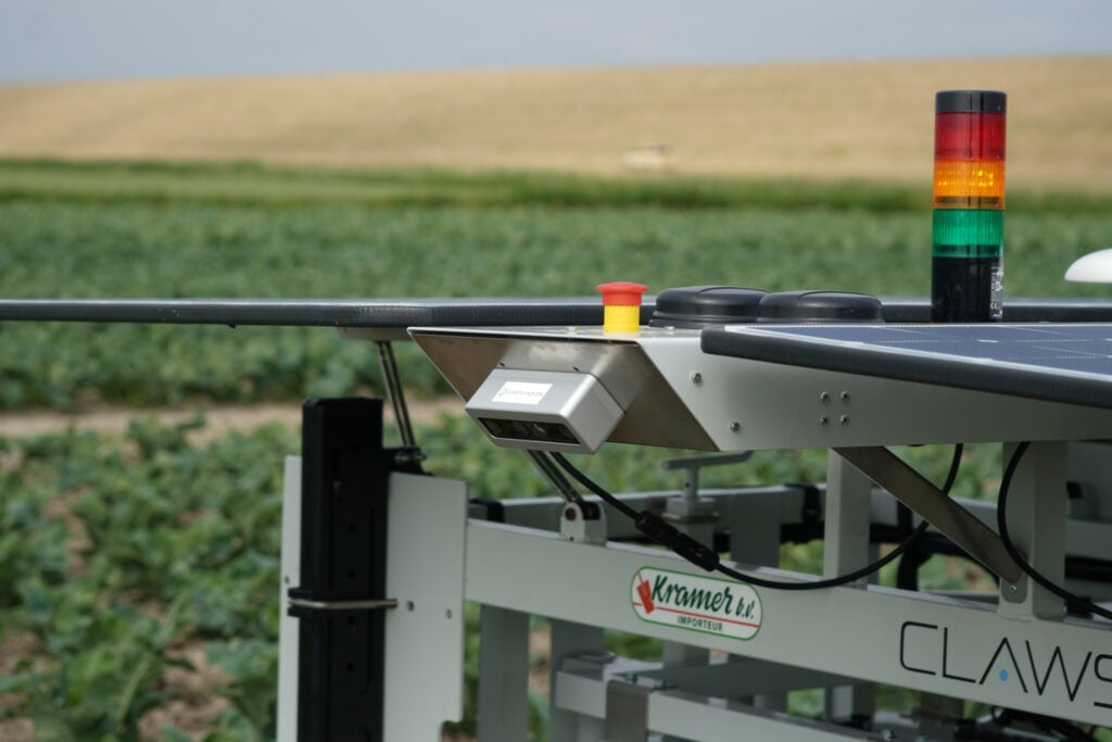 De camera aan de voorzijde van de Earth Rover herkent de planten. Daarmee wordt de opkomst en de ontwikkeling van het gewas geregistreerd. 