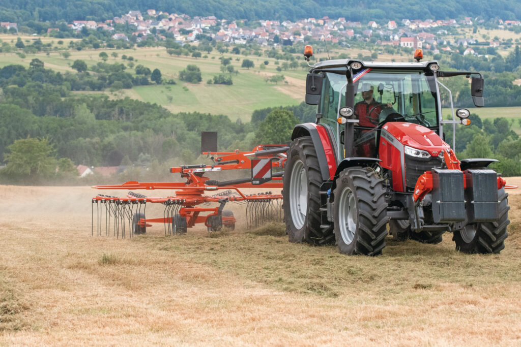 Voor de hark staat een Massey Ferguson 5M.115 met frontgewichten.