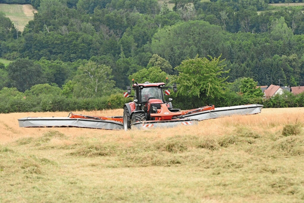 Voor deze 3,8 ton wegende maaier adviseert Kuhn een trekker van minimaal 230 pk.