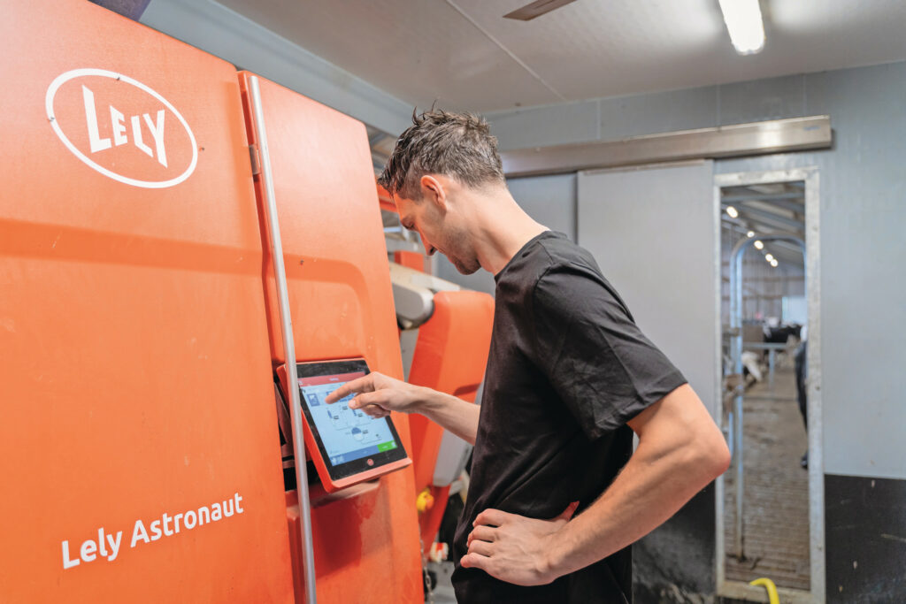 Sinds een jaar staan er twee melkrobots. Melken in en 2x6 melkstal werd op het laatst toch wel erg arbeidsintensief. Nu is het werk lichter en Roelof is ook flexibeler om zijn tijd in te delen.