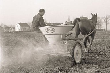 De eerste machines waren uitgevoerd met een driepunsthef of, zoals op de foto te zien, op een onderstel. Met dit onderstel kon zelfs 1 pk nog met de strooier uit de voeten.