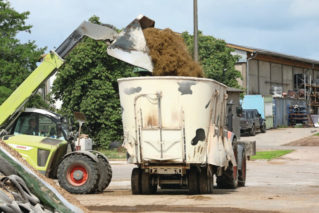 Sinds er nog een simpel TMR-rantsoen gevoerd wordt, zijn de mengfouten verminderd en is de melkproductie aanzienlijk gestegen. Die ligt nu op 12.500 kilo.