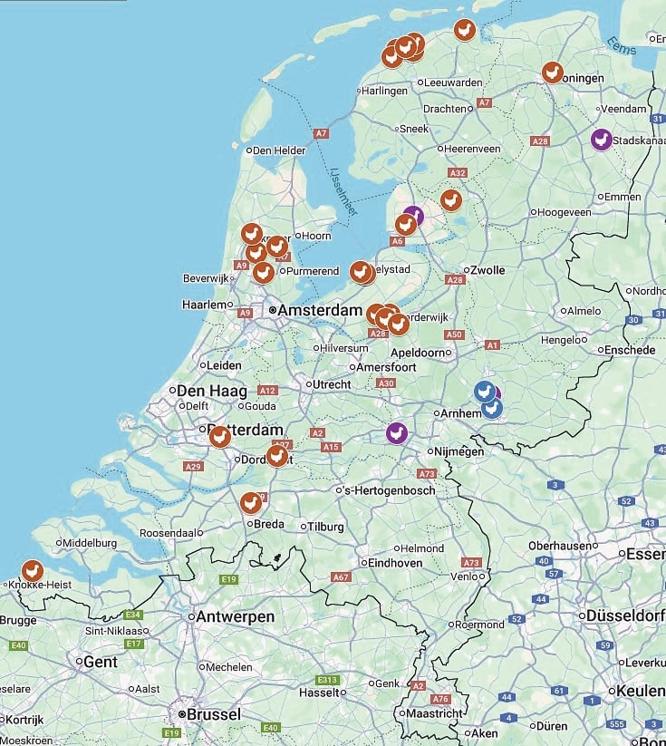 Wageningen Bioveterinary Research (WBVR) houdt een kaart bij met besmettingen van vogelgriep bij wilde vogels (rood), commerciƫle bedrijven (paars) en hobbyhouders (blauw). Bron: Wageningen Bioveterinary Research (WBVR)