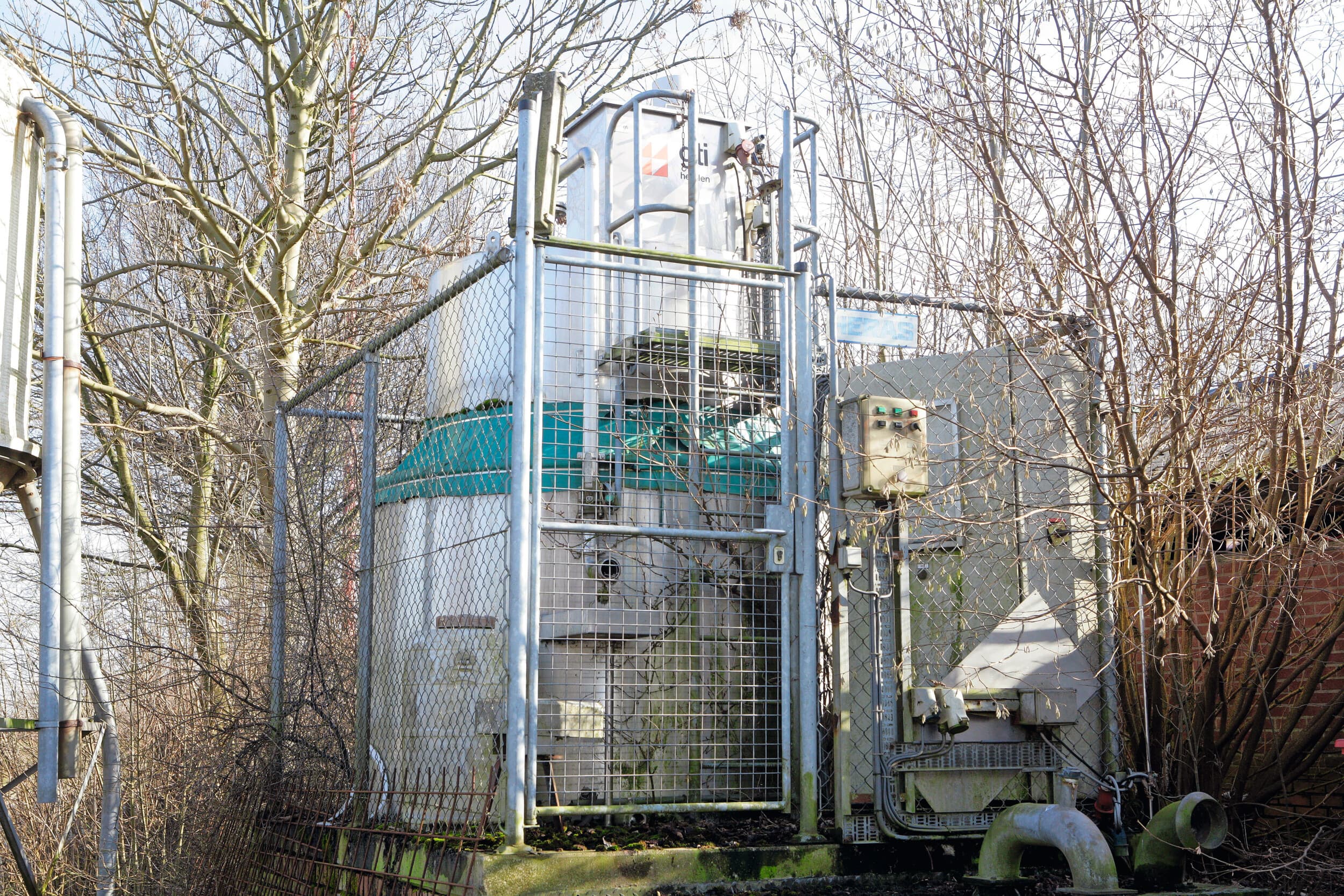 Installatie voor het aanzuren van mest. Het NMI stelt op basis van een studie dat aanzuren op bedrijfsniveau tot 50% ammoniakreductie kan opleveren. Foto: Henk Riswick